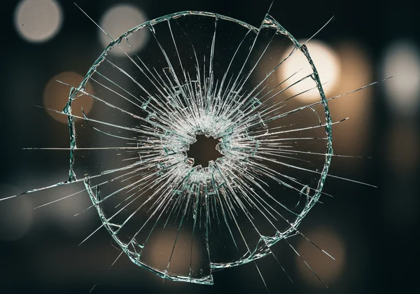 Kaca retak melambangkan kerosakan akibat kemarahan eksplosif.