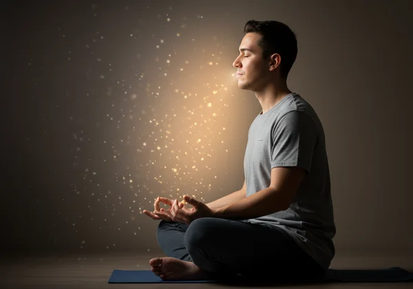 Seseorang sedang berlatih pernafasan dalam untuk regulasi emosi